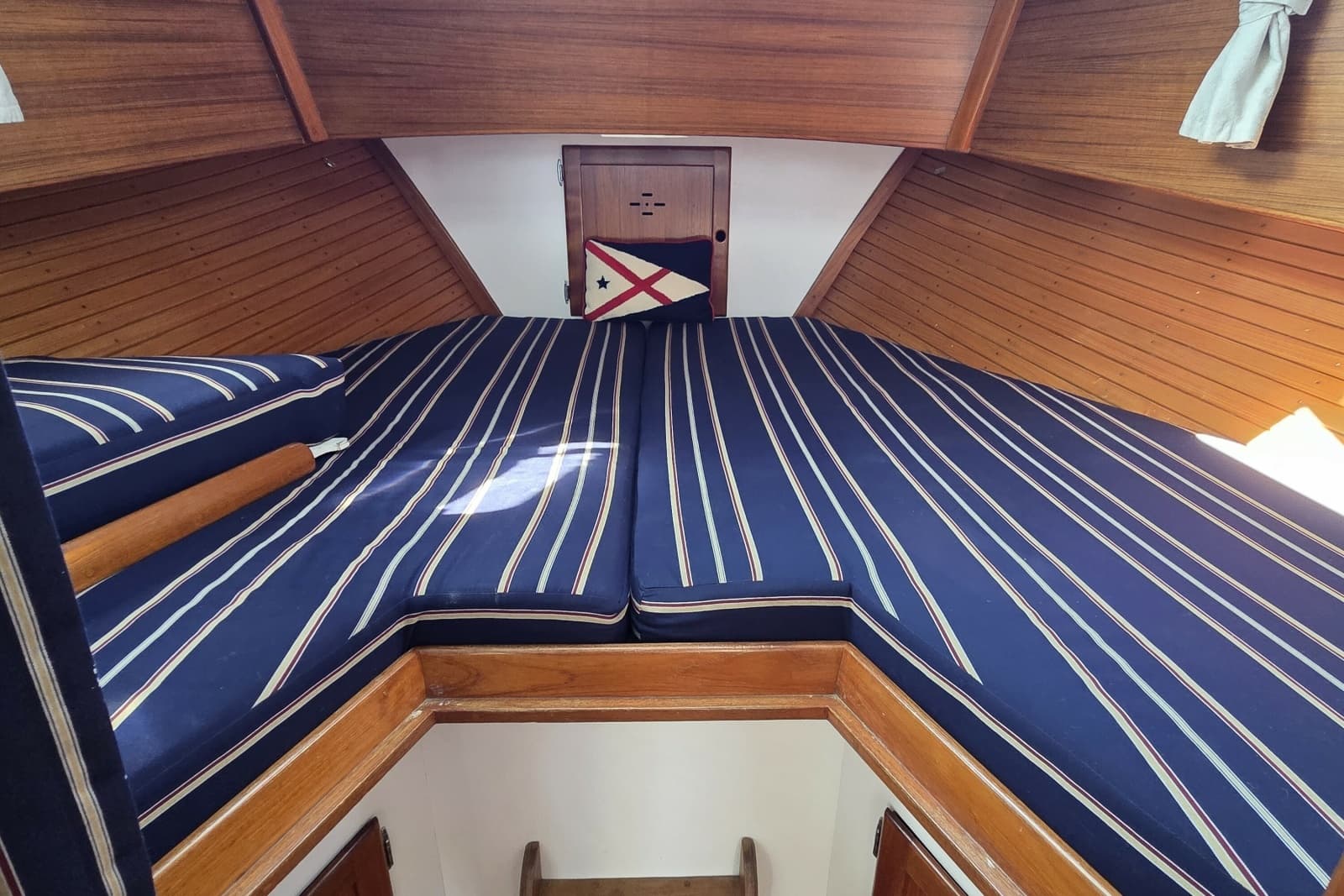 1987 Wilbur Flybridge Cruiser - Photo 17