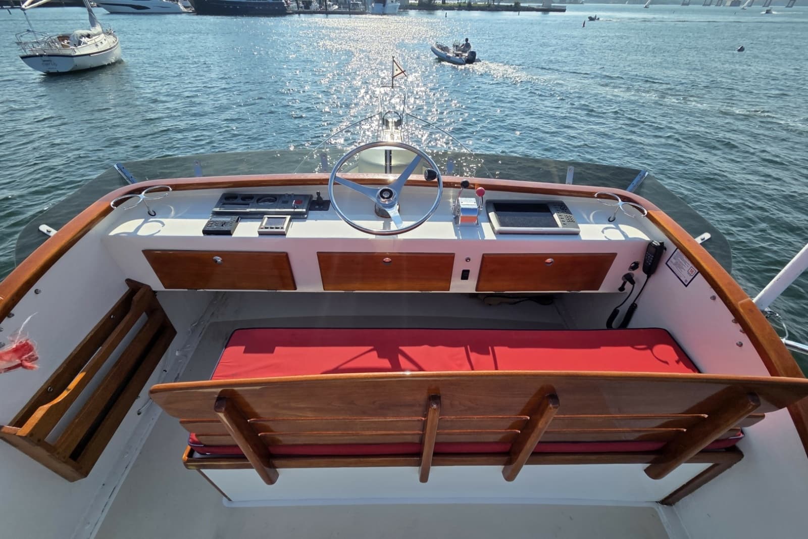 1987 Wilbur Flybridge Cruiser - Photo 5