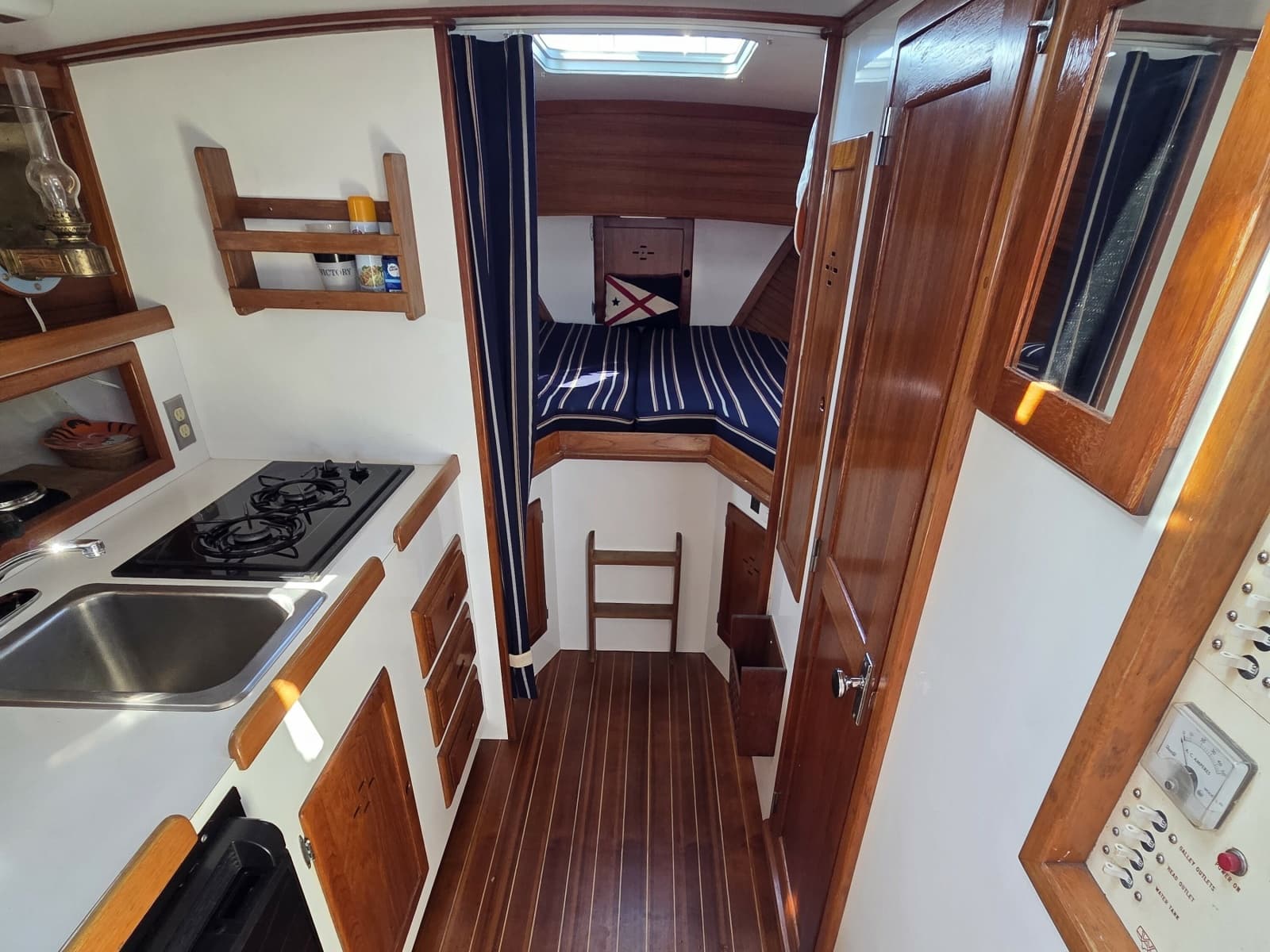 1987 Wilbur Flybridge Cruiser - Photo 15