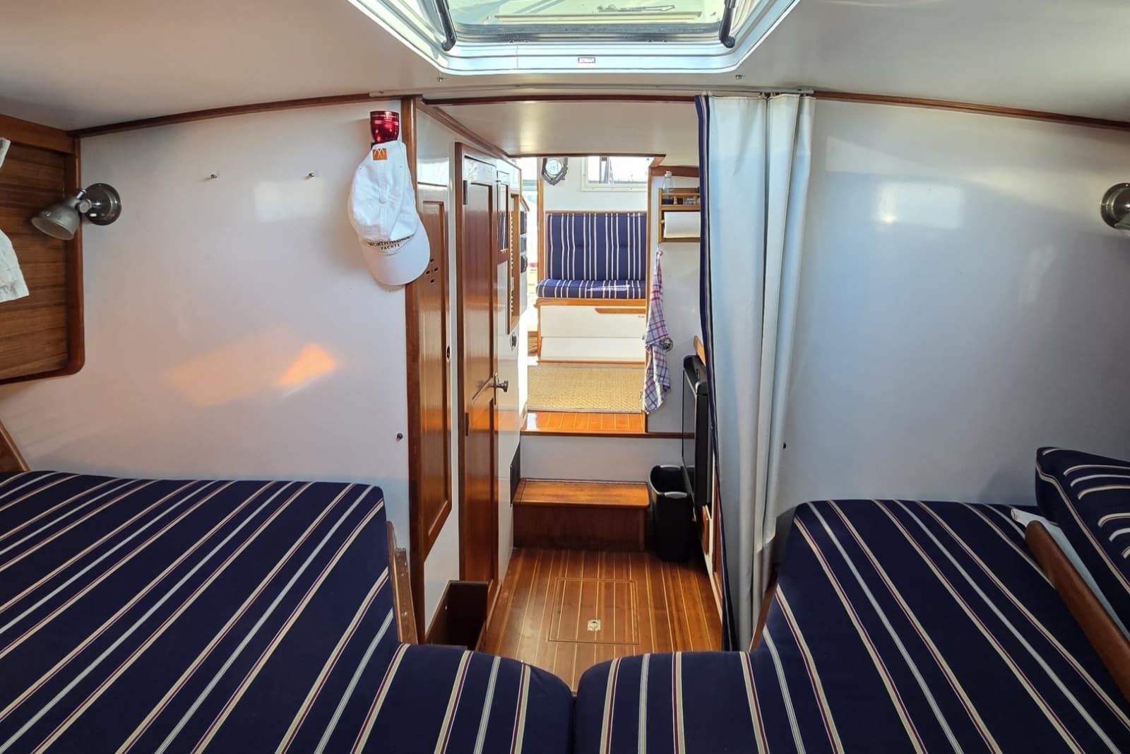 1987 Wilbur Flybridge Cruiser - Photo 18