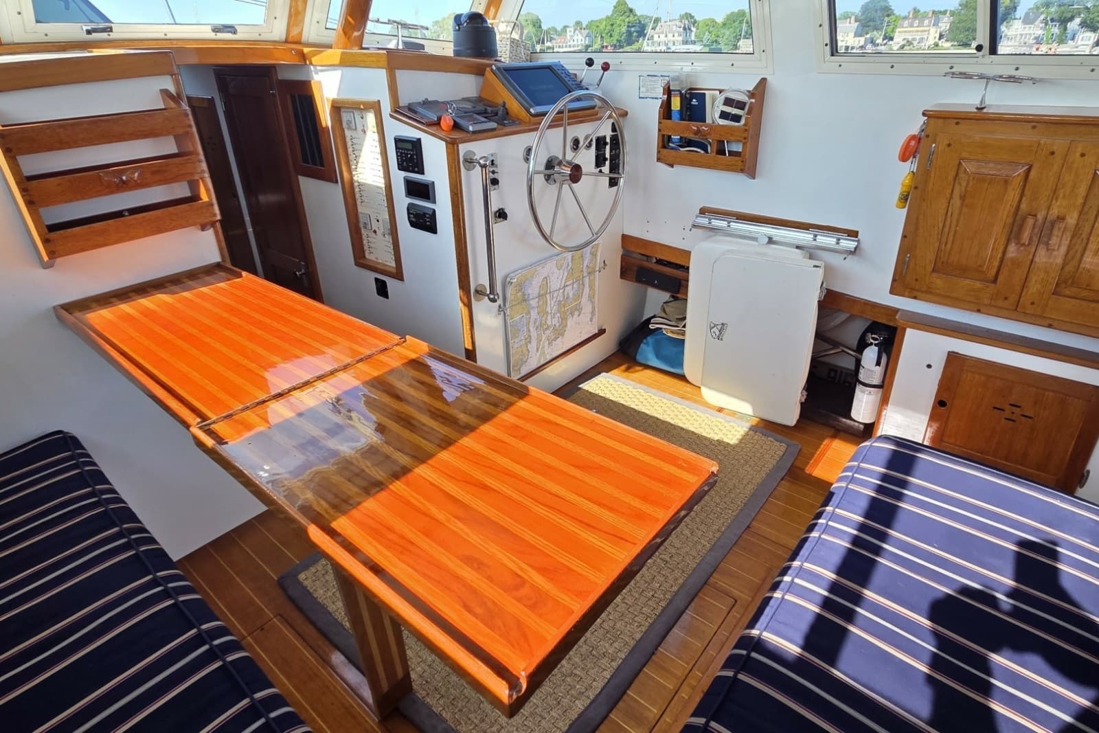1987 Wilbur Flybridge Cruiser - Photo 12