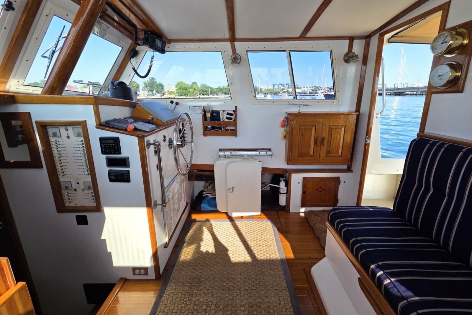 1987 Wilbur Flybridge Cruiser - Photo 11