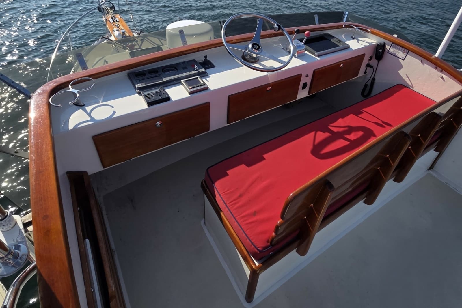 1987 Wilbur Flybridge Cruiser - Photo 6
