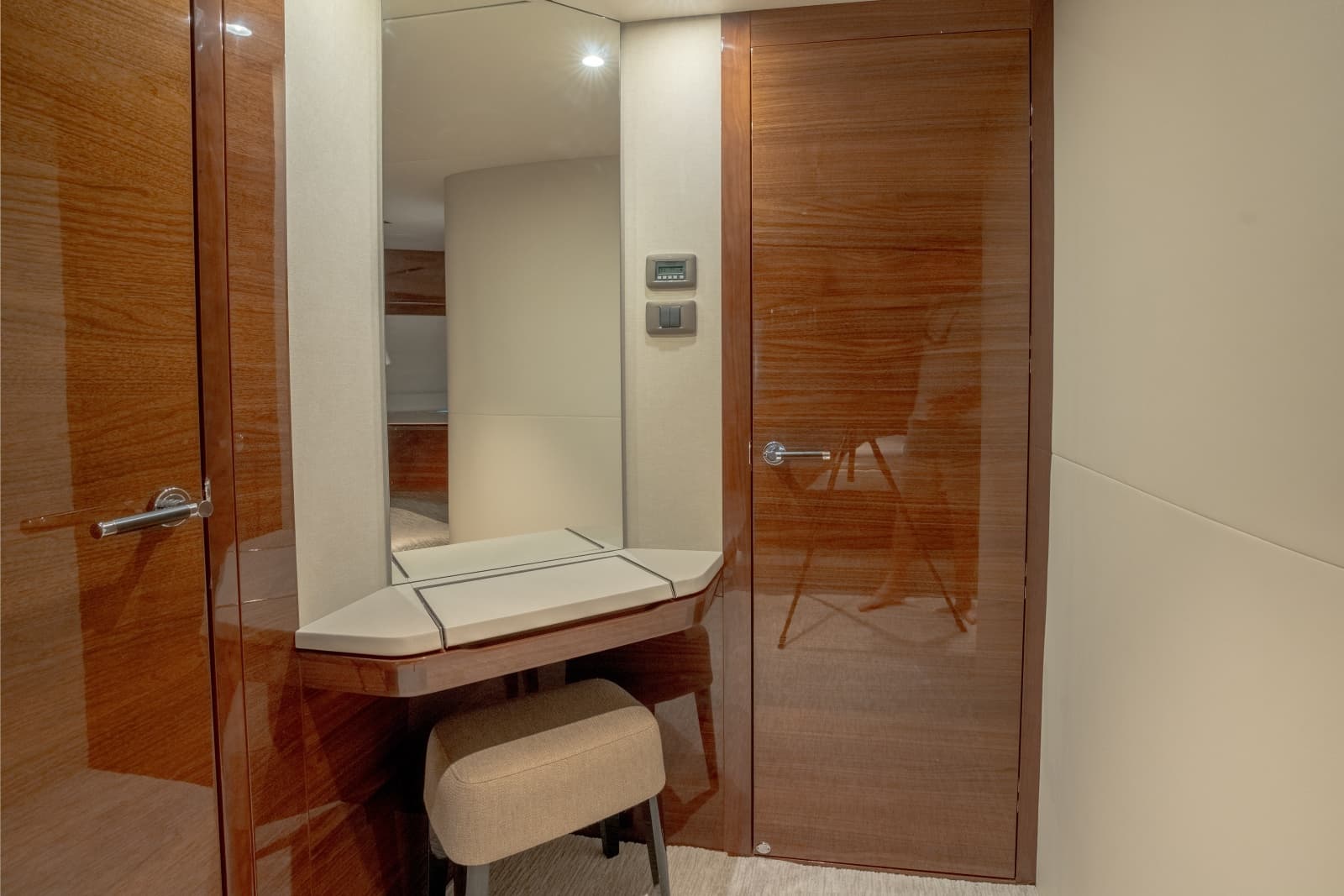 2019 Princess Y85 - Photo 32