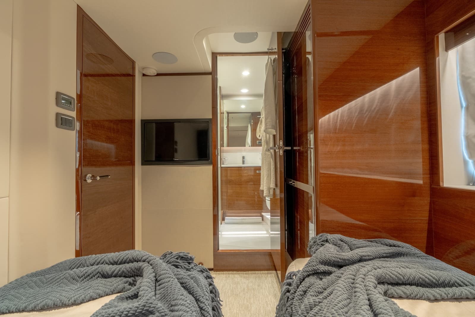 2019 Princess Y85 - Photo 28
