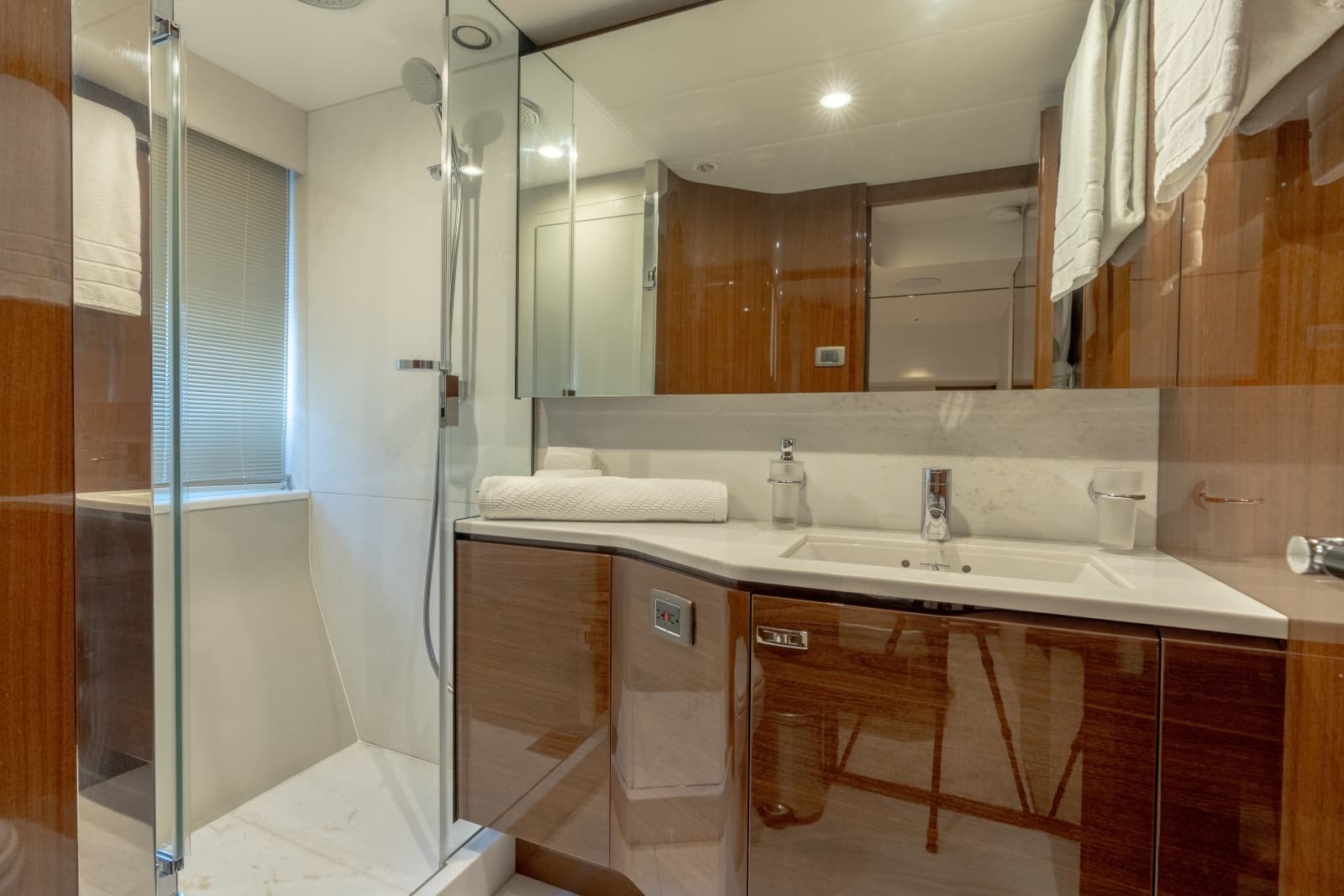 2019 Princess Y85 - Photo 26
