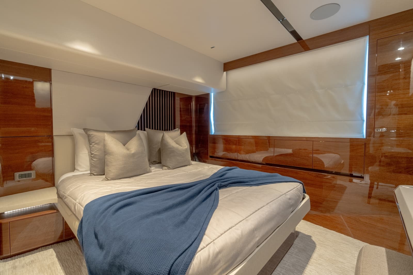 2019 Princess Y85 - Photo 24