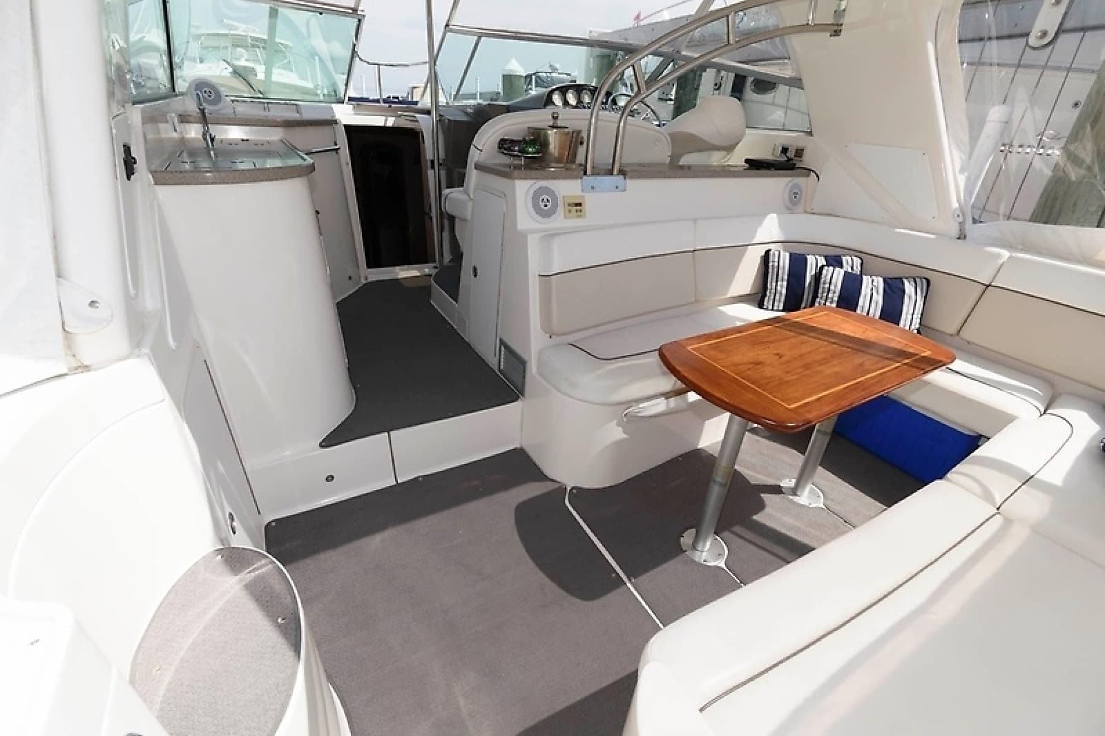 2007 Rinker 420 Express Cruiser - Photo 10