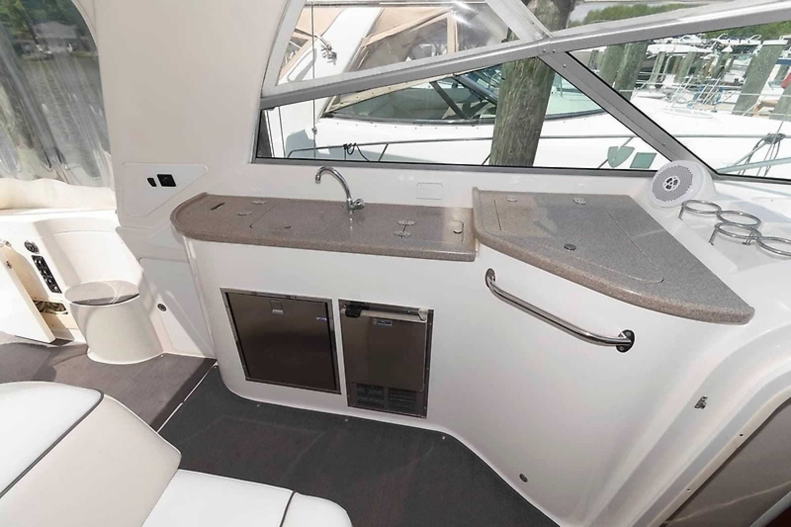 2007 Rinker 420 Express Cruiser - Photo 8