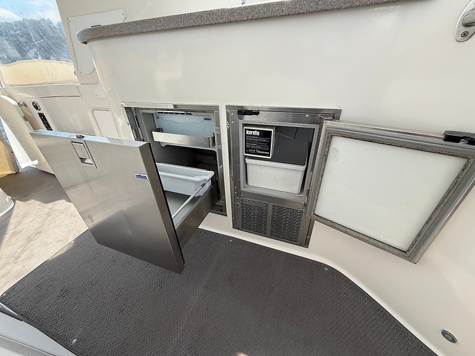 2007 Rinker 420 Express Cruiser - Photo 17