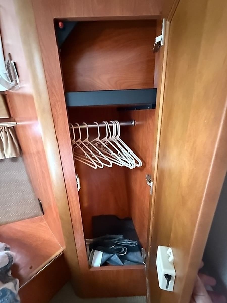 2007 Rinker 420 Express Cruiser - Photo 43