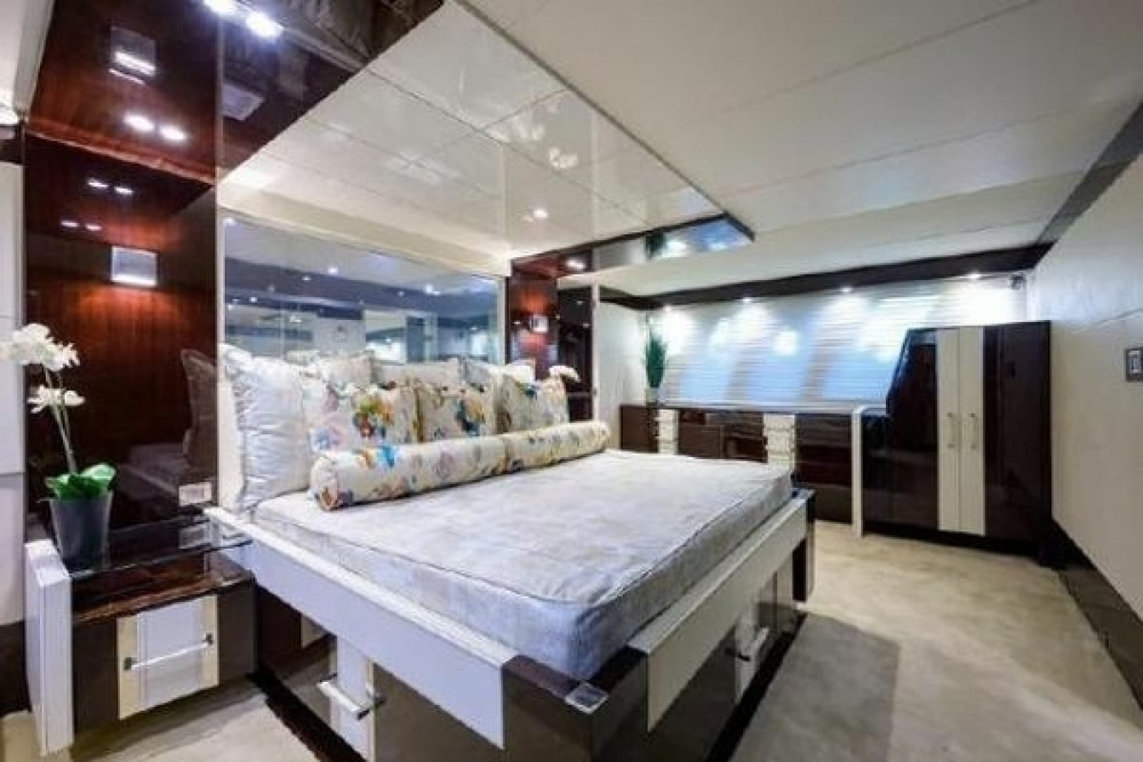 2012 Lazzara Yachts LSX 95 Flybridge - Photo 31