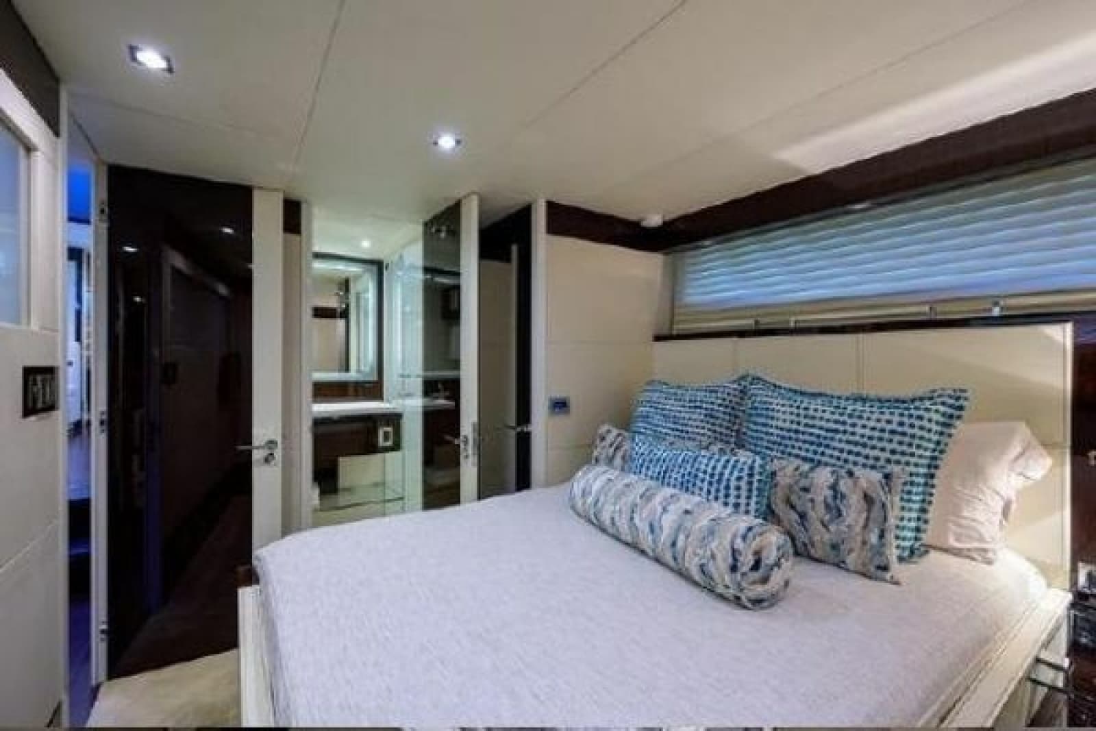 2012 Lazzara Yachts LSX 95 Flybridge - Photo 44