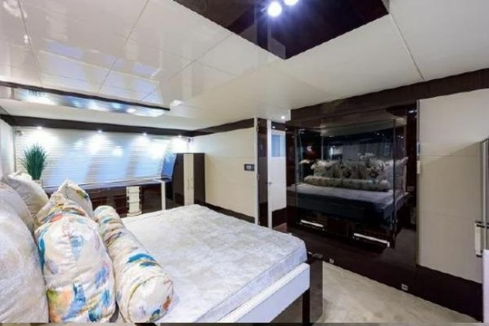 2012 Lazzara Yachts LSX 95 Flybridge - Photo 32