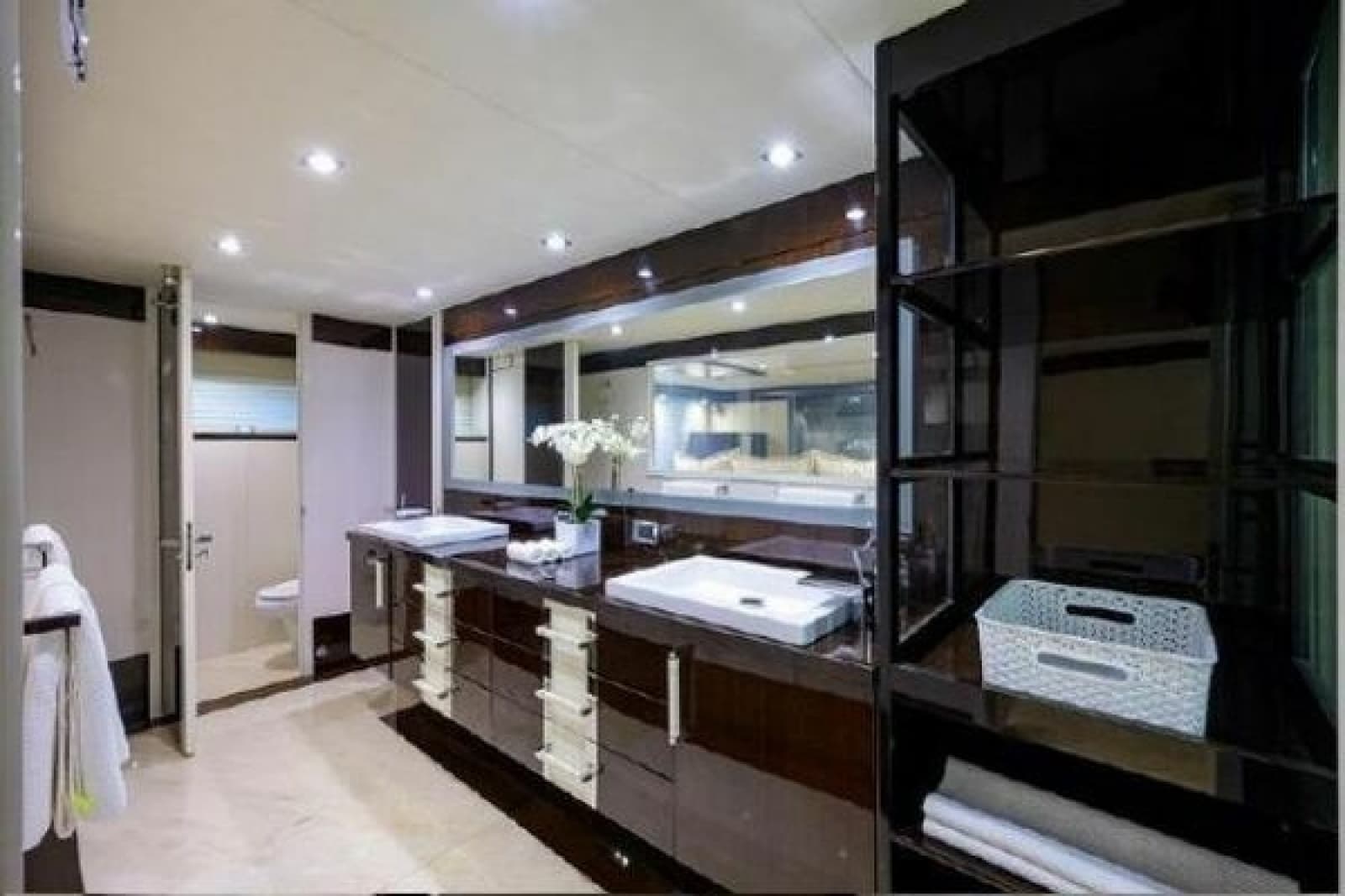 2012 Lazzara Yachts LSX 95 Flybridge - Photo 35