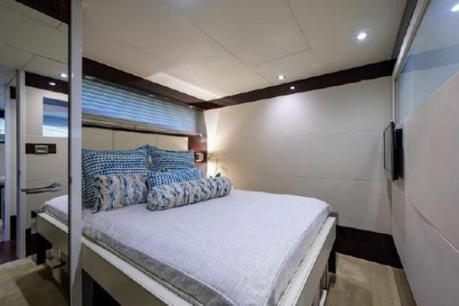 2012 Lazzara Yachts LSX 95 Flybridge - Photo 43