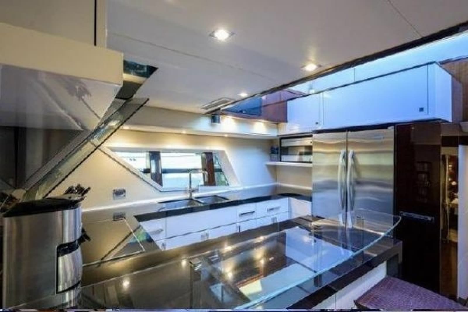 2012 Lazzara Yachts LSX 95 Flybridge - Photo 27