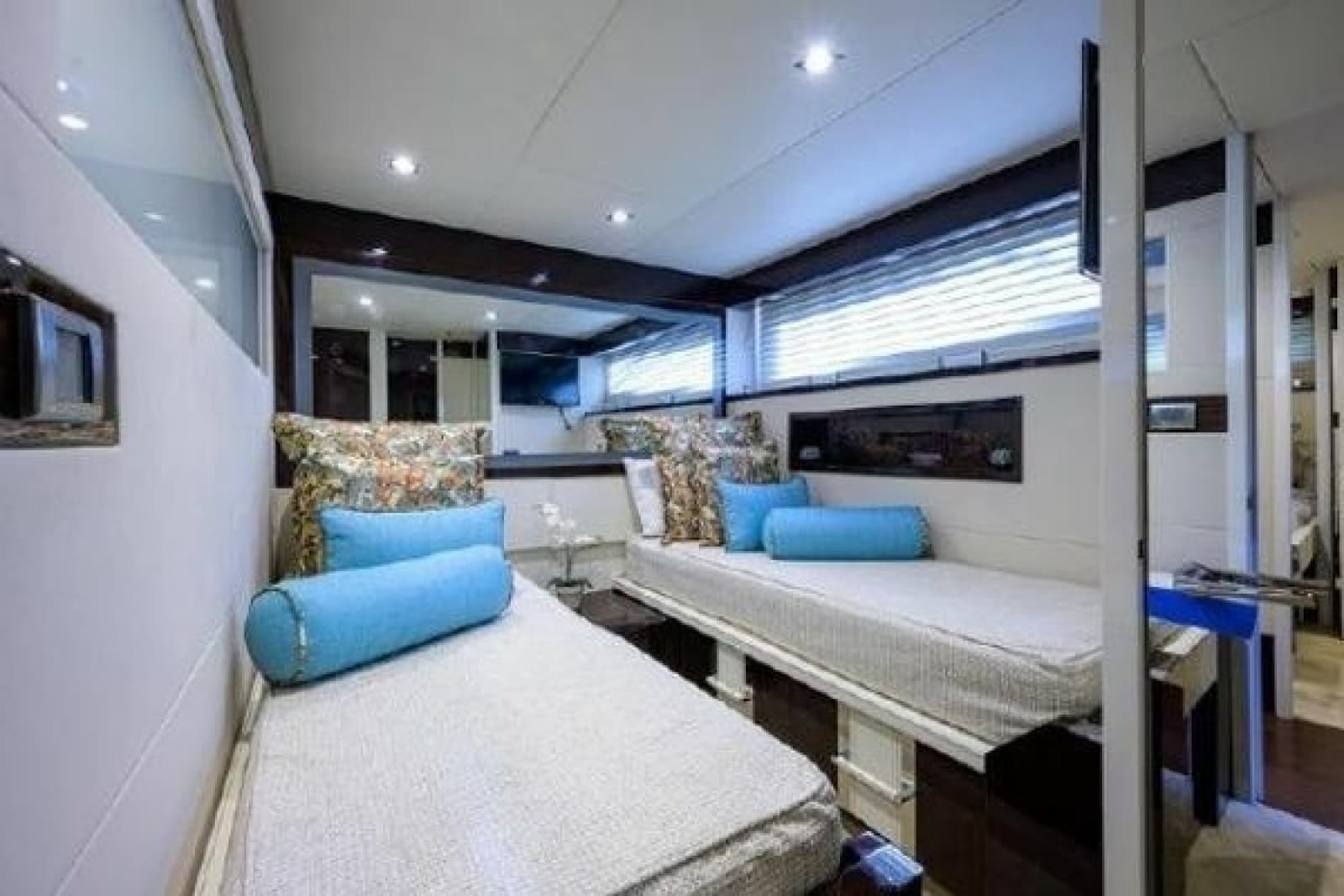 2012 Lazzara Yachts LSX 95 Flybridge - Photo 47