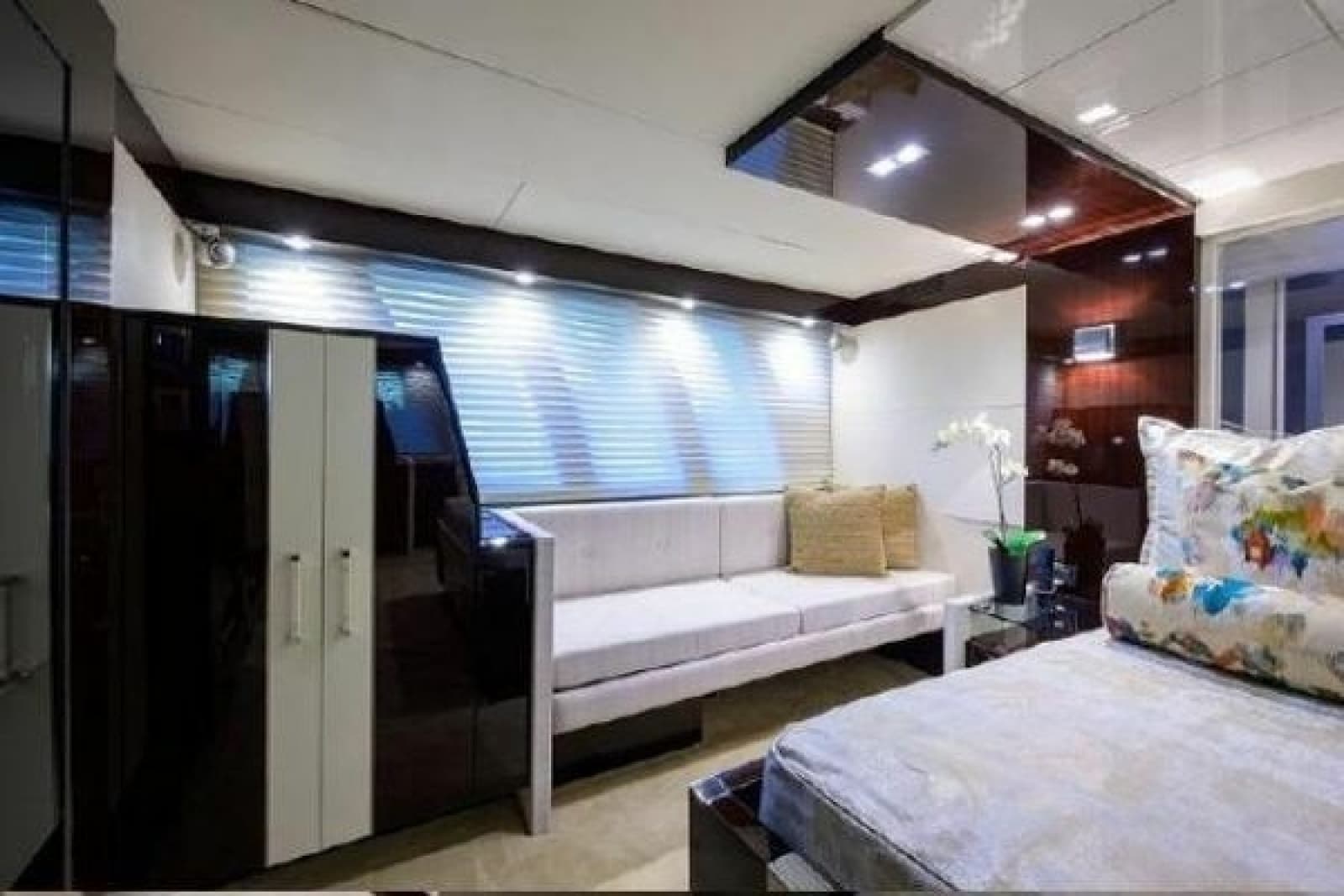 2012 Lazzara Yachts LSX 95 Flybridge - Photo 34