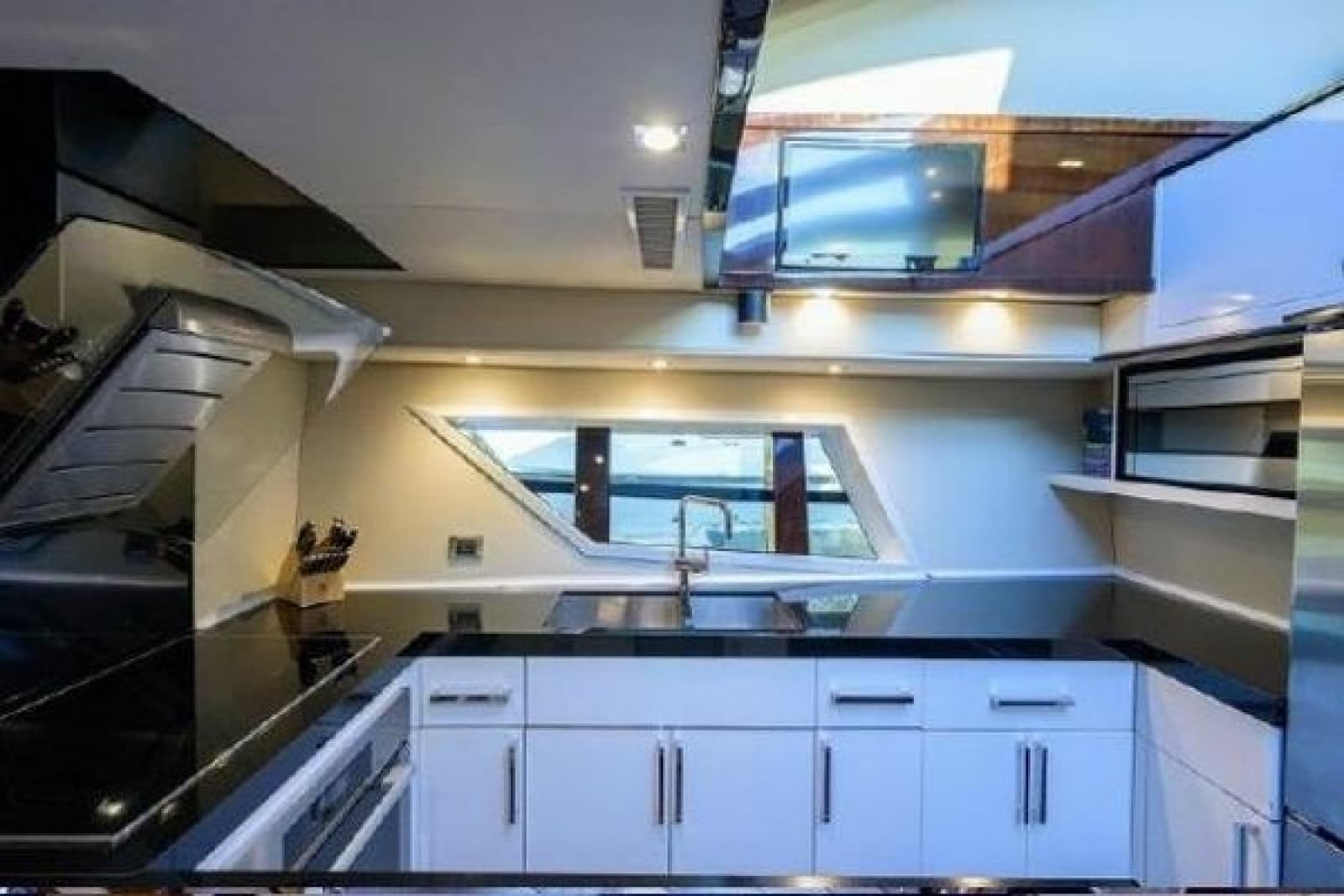 2012 Lazzara Yachts LSX 95 Flybridge - Photo 28