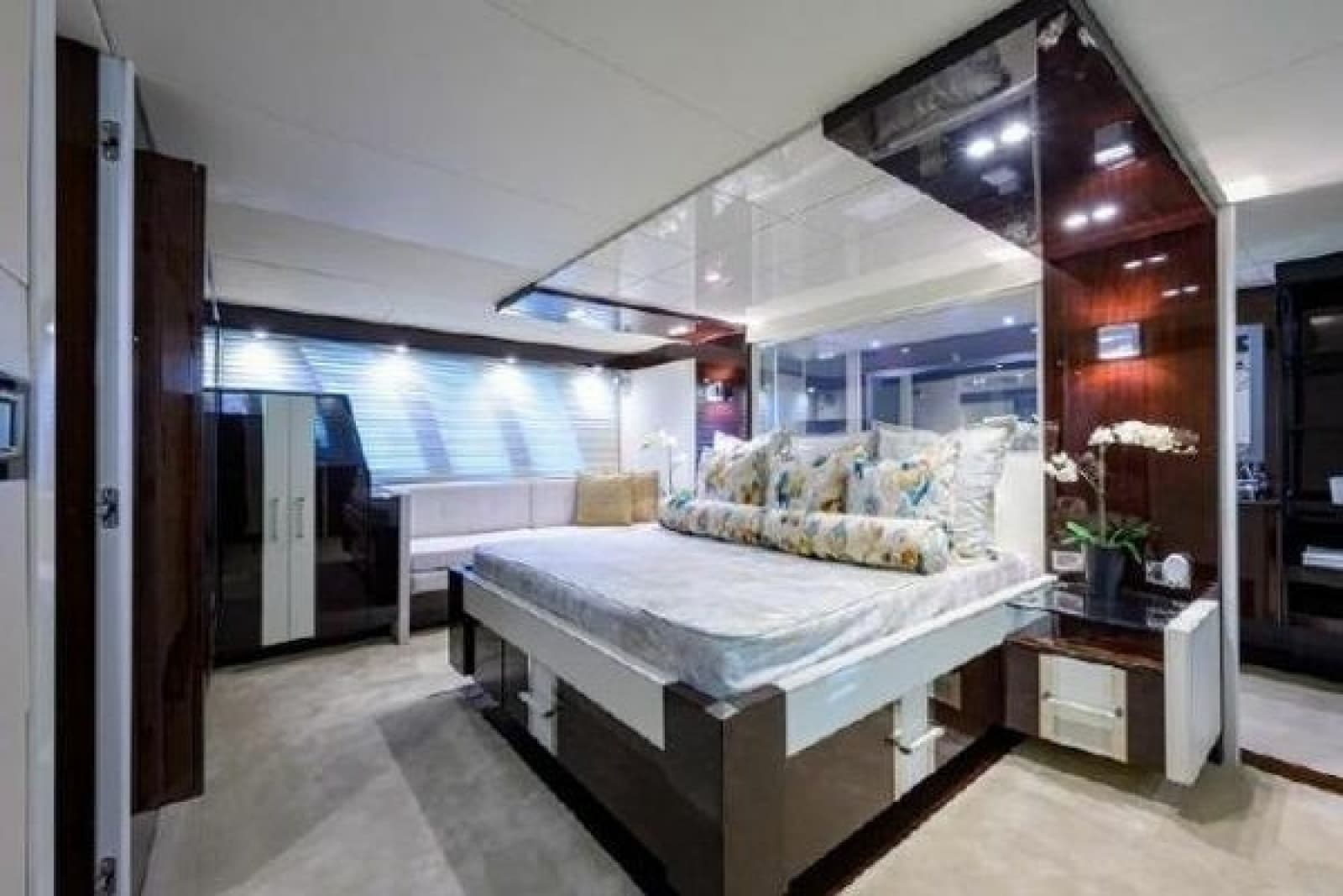 2012 Lazzara Yachts LSX 95 Flybridge - Photo 30
