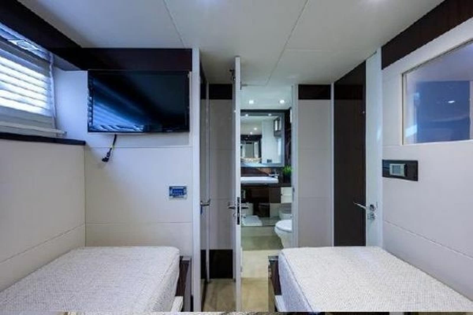 2012 Lazzara Yachts LSX 95 Flybridge - Photo 48
