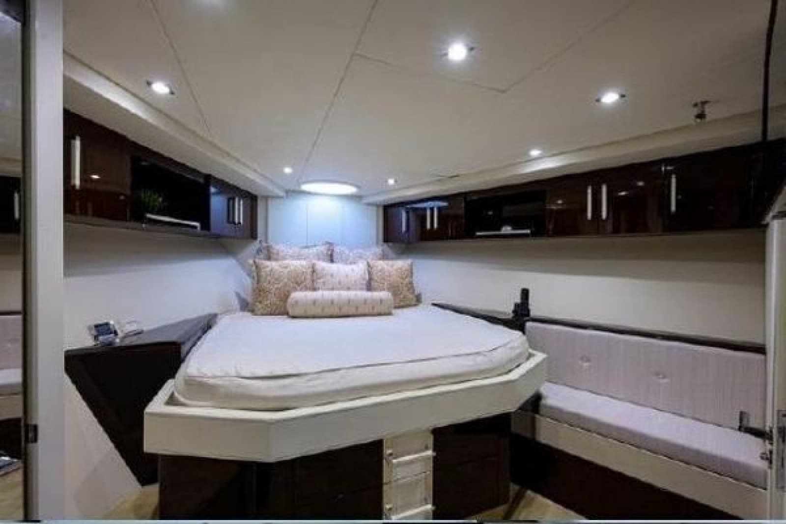 2012 Lazzara Yachts LSX 95 Flybridge - Photo 38