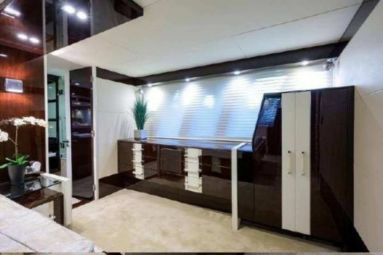 2012 Lazzara Yachts LSX 95 Flybridge - Photo 33