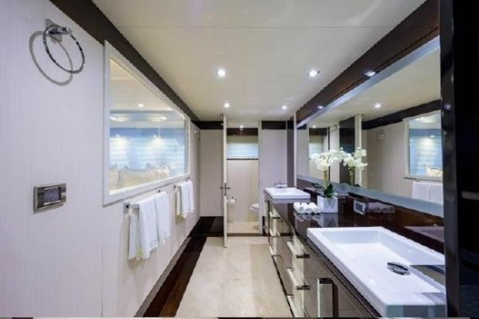 2012 Lazzara Yachts LSX 95 Flybridge - Photo 36