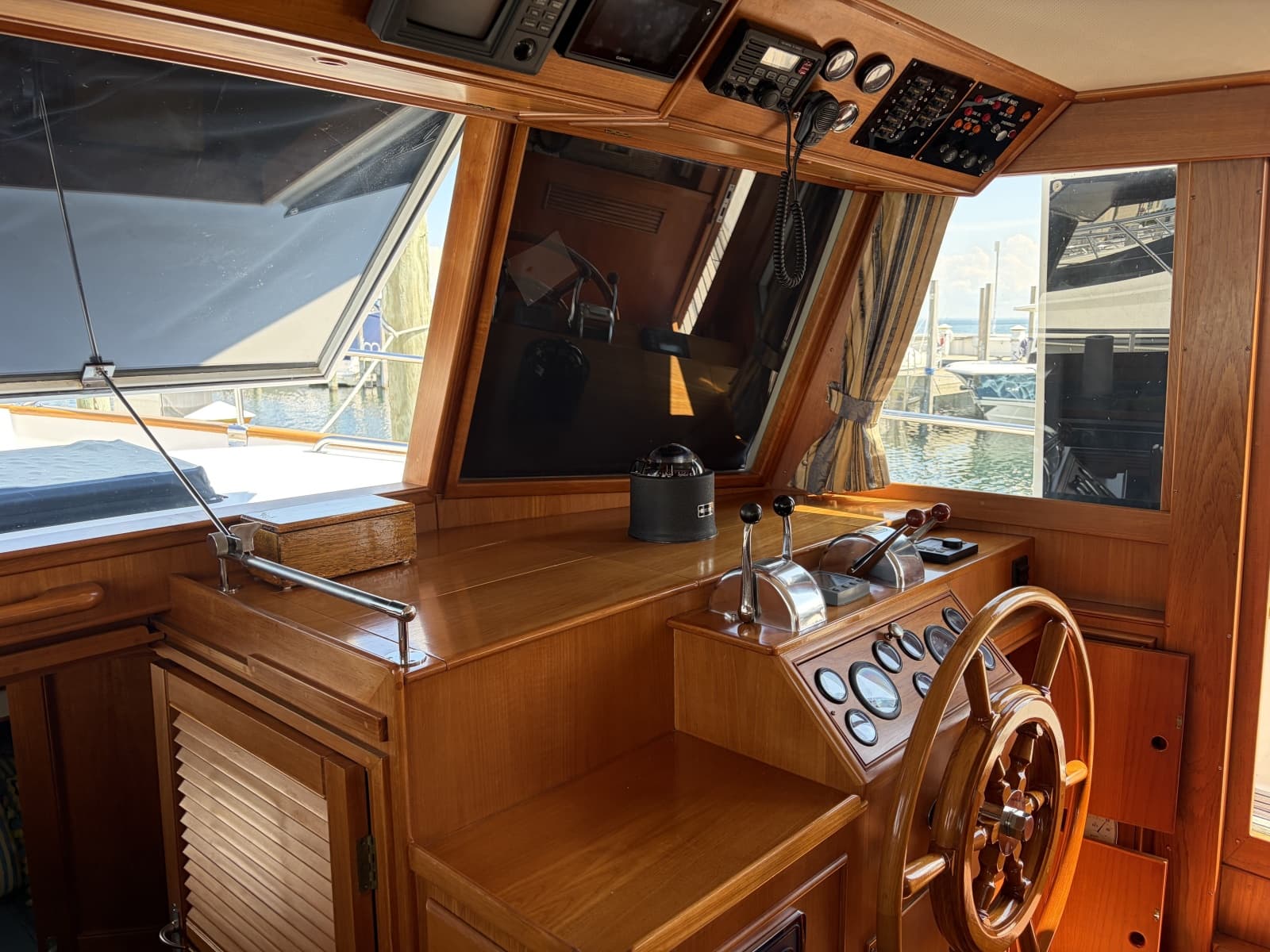 2001 Grand Banks  - Photo 11