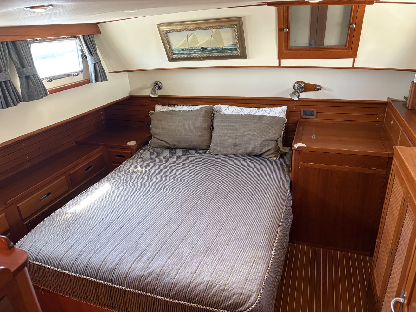 2001 Grand Banks  - Photo 37