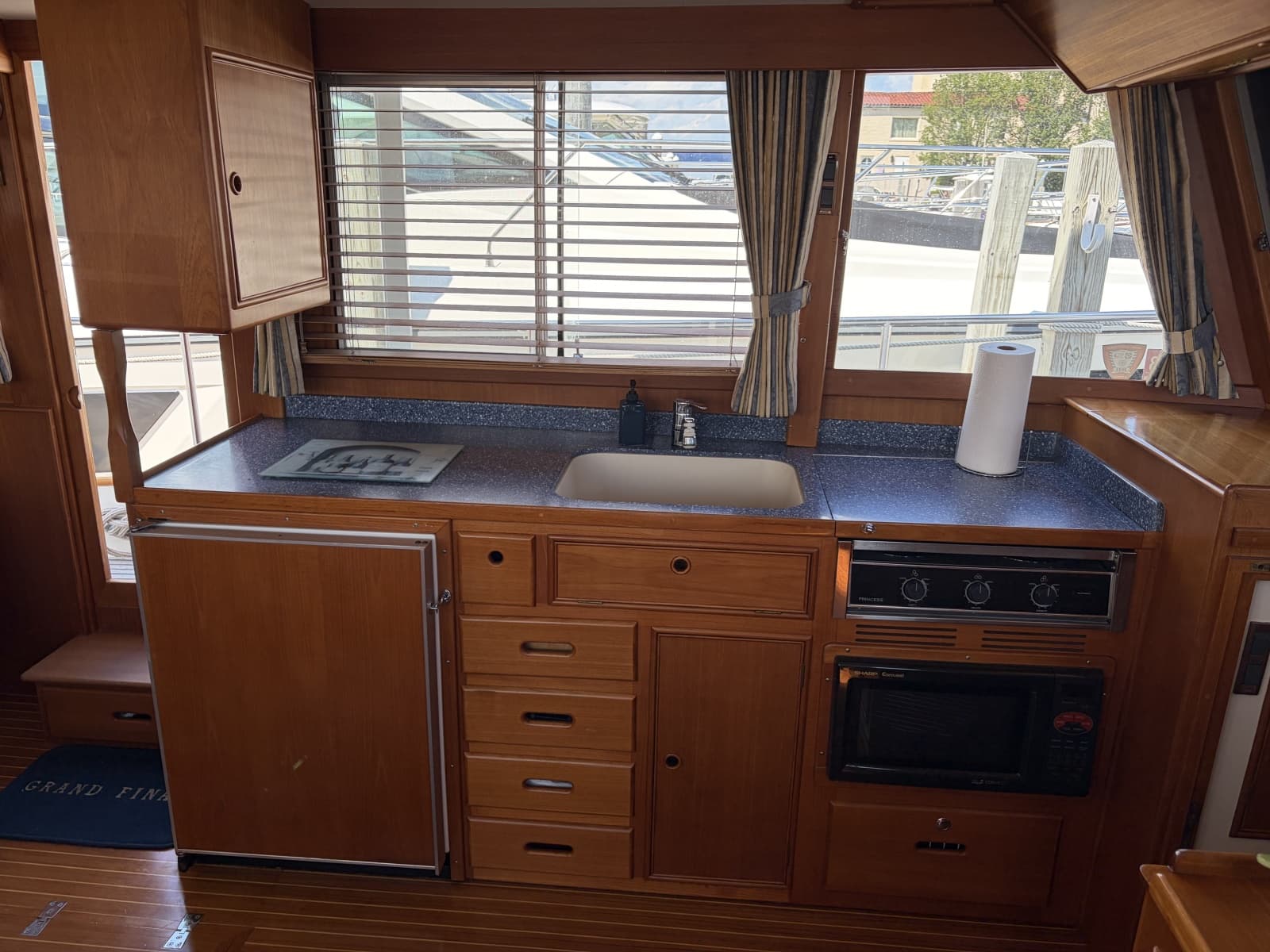 2001 Grand Banks  - Photo 12