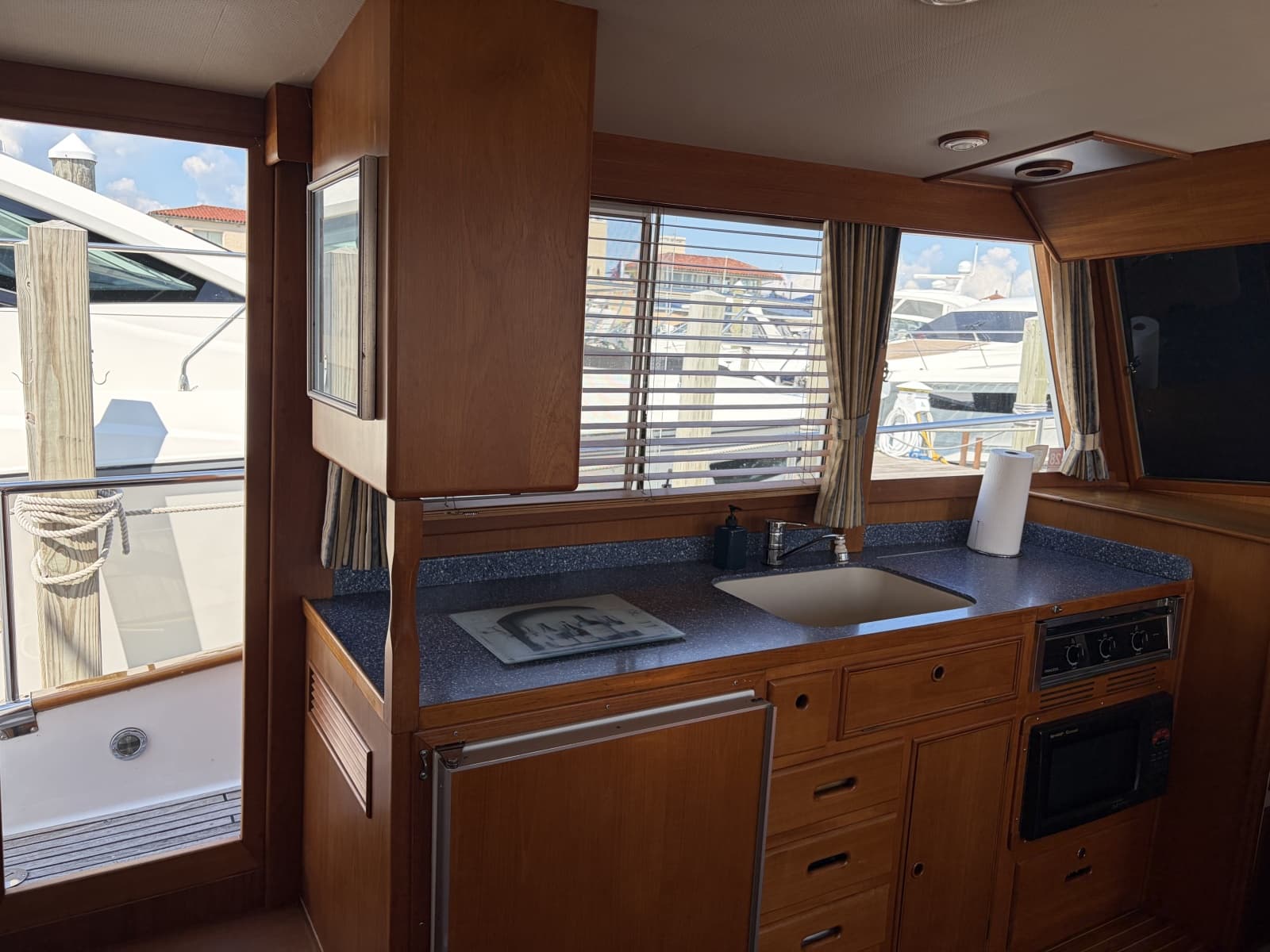 2001 Grand Banks  - Photo 35