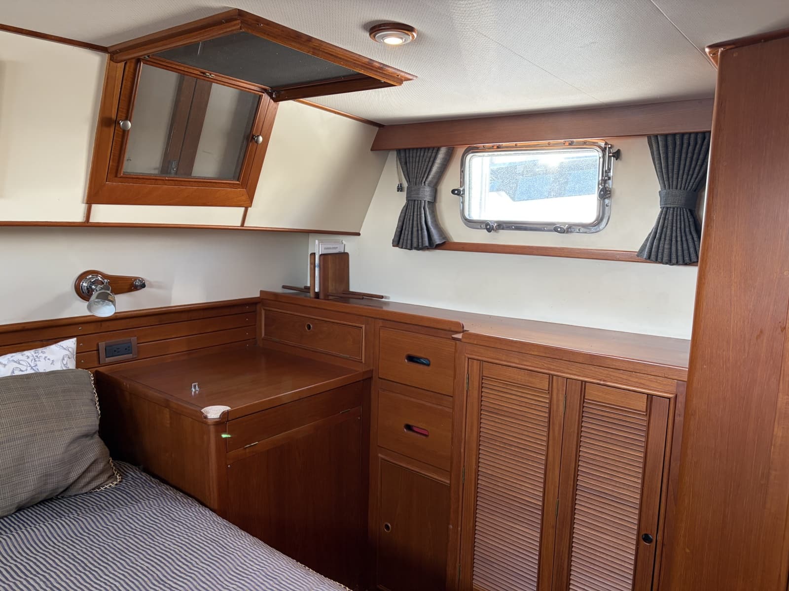 2001 Grand Banks  - Photo 41