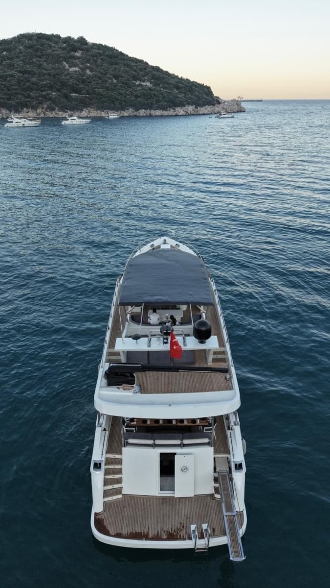 2007 Custom 85 Motor Yacht - Photo 5