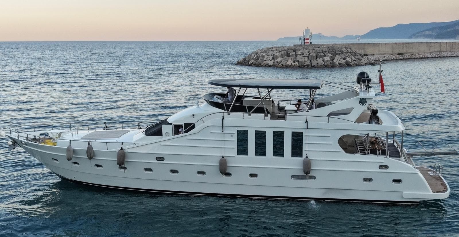 2007 Custom 85 Motor Yacht - Photo 4