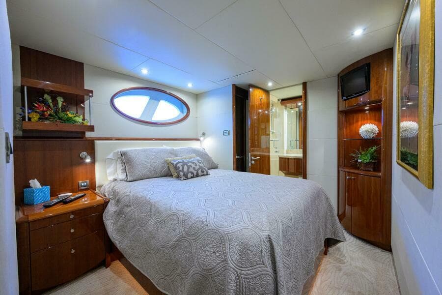 2007 Lazzara Yachts 80 Enclosed - Photo 27