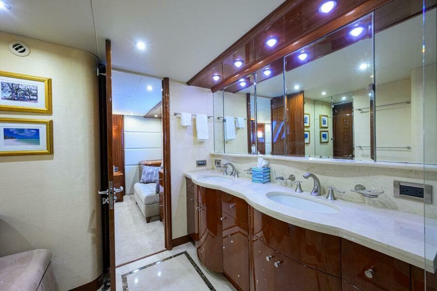 2007 Lazzara Yachts 80 Enclosed - Photo 19