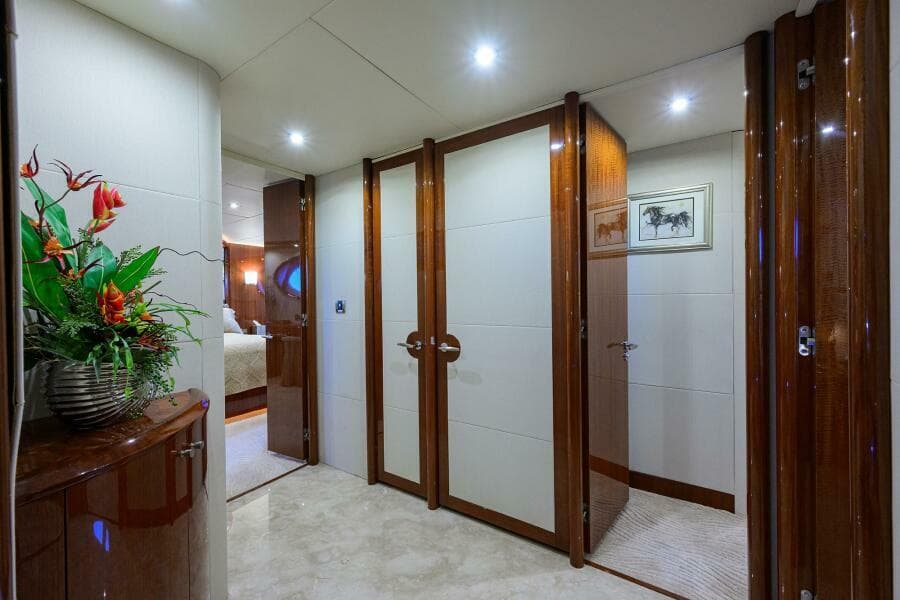 2007 Lazzara Yachts 80 Enclosed - Photo 13