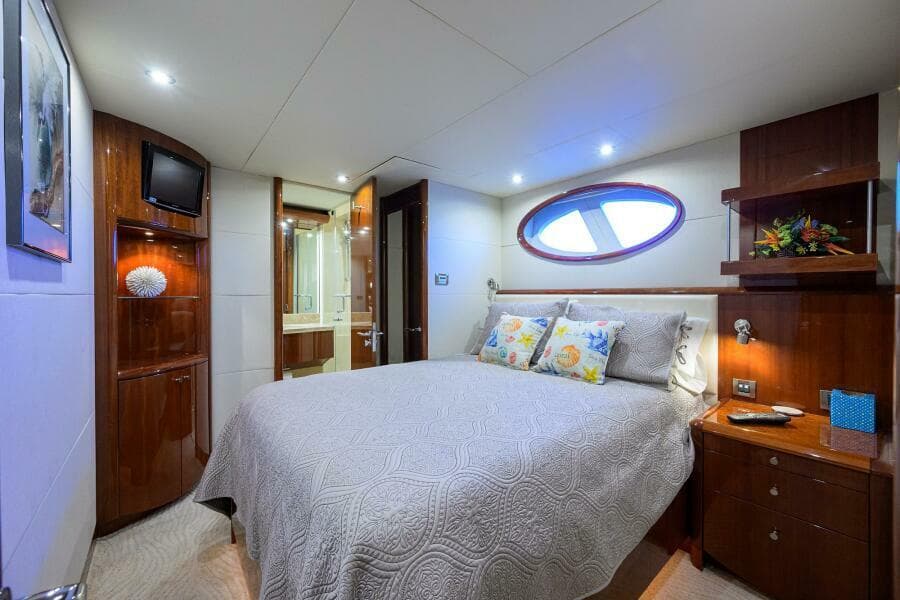2007 Lazzara Yachts 80 Enclosed - Photo 31