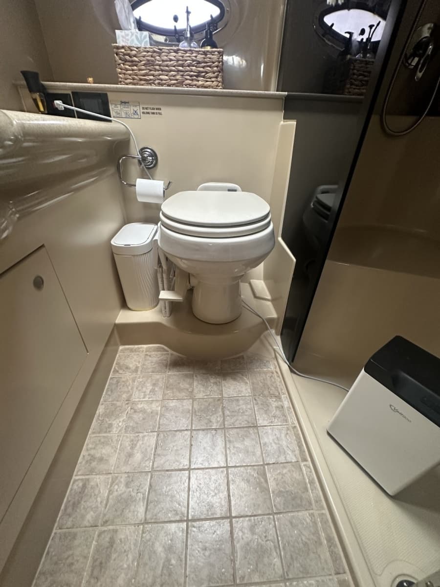 2006 Cruisers Yachts 370 Express - Photo 43