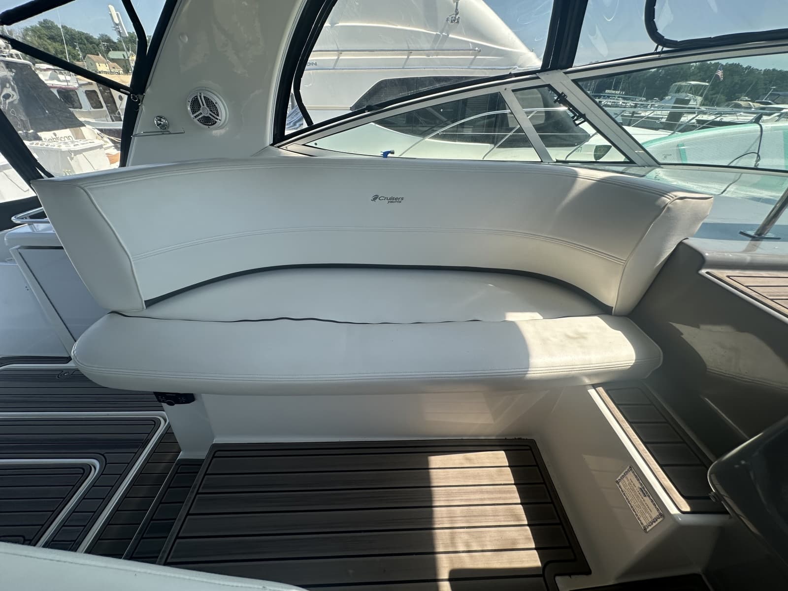 2006 Cruisers Yachts 370 Express - Photo 15