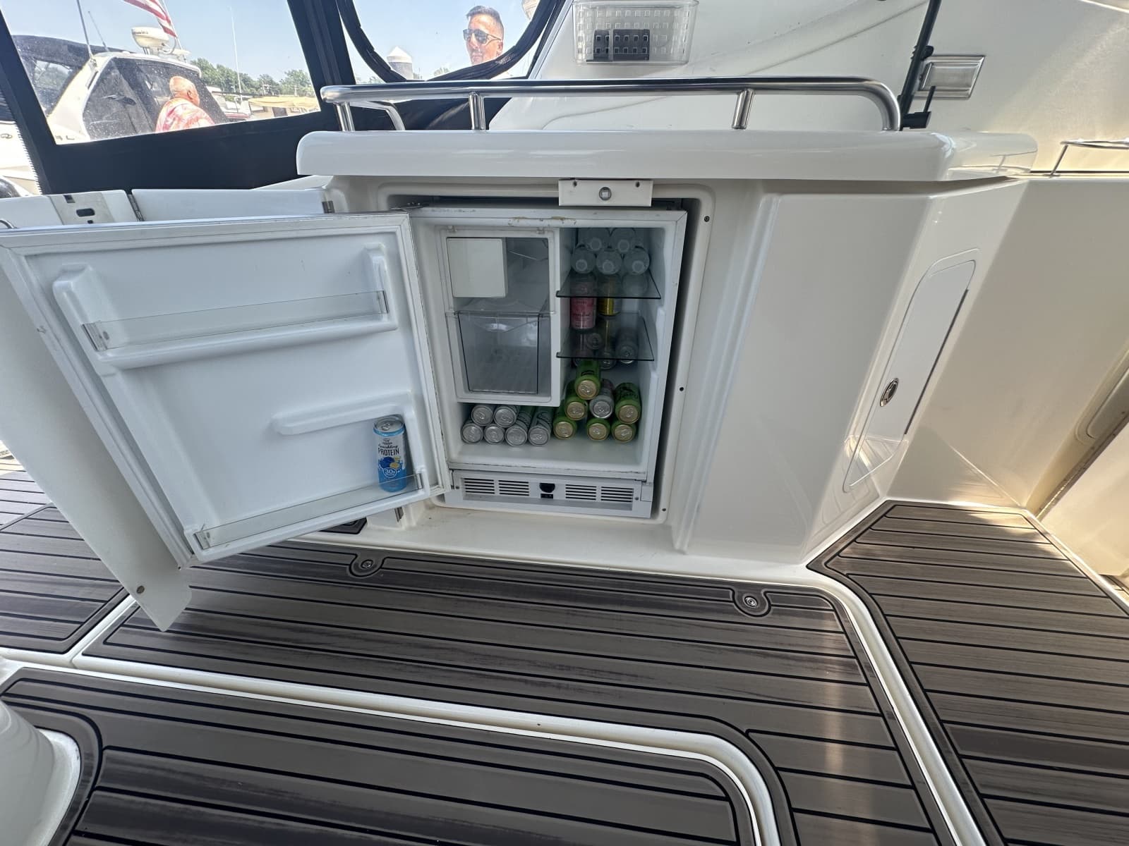 2006 Cruisers Yachts 370 Express - Photo 16