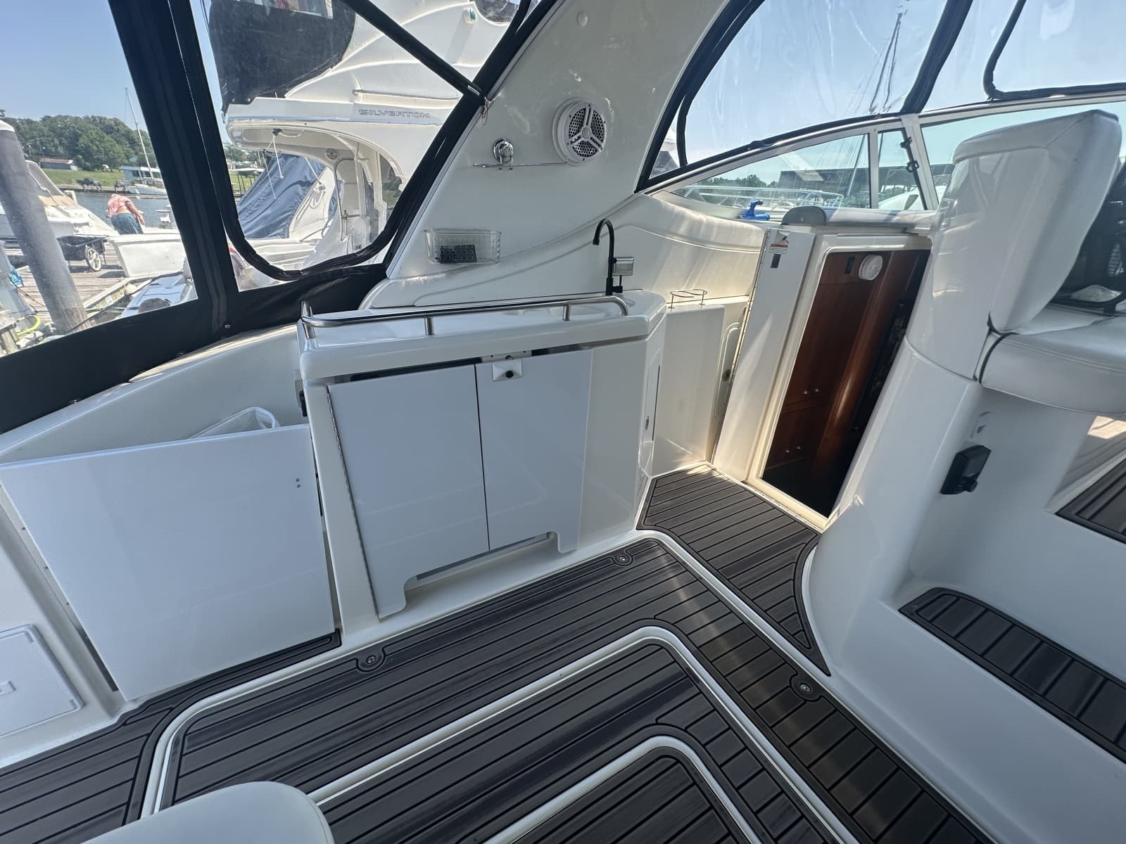 2006 Cruisers Yachts 370 Express - Photo 22