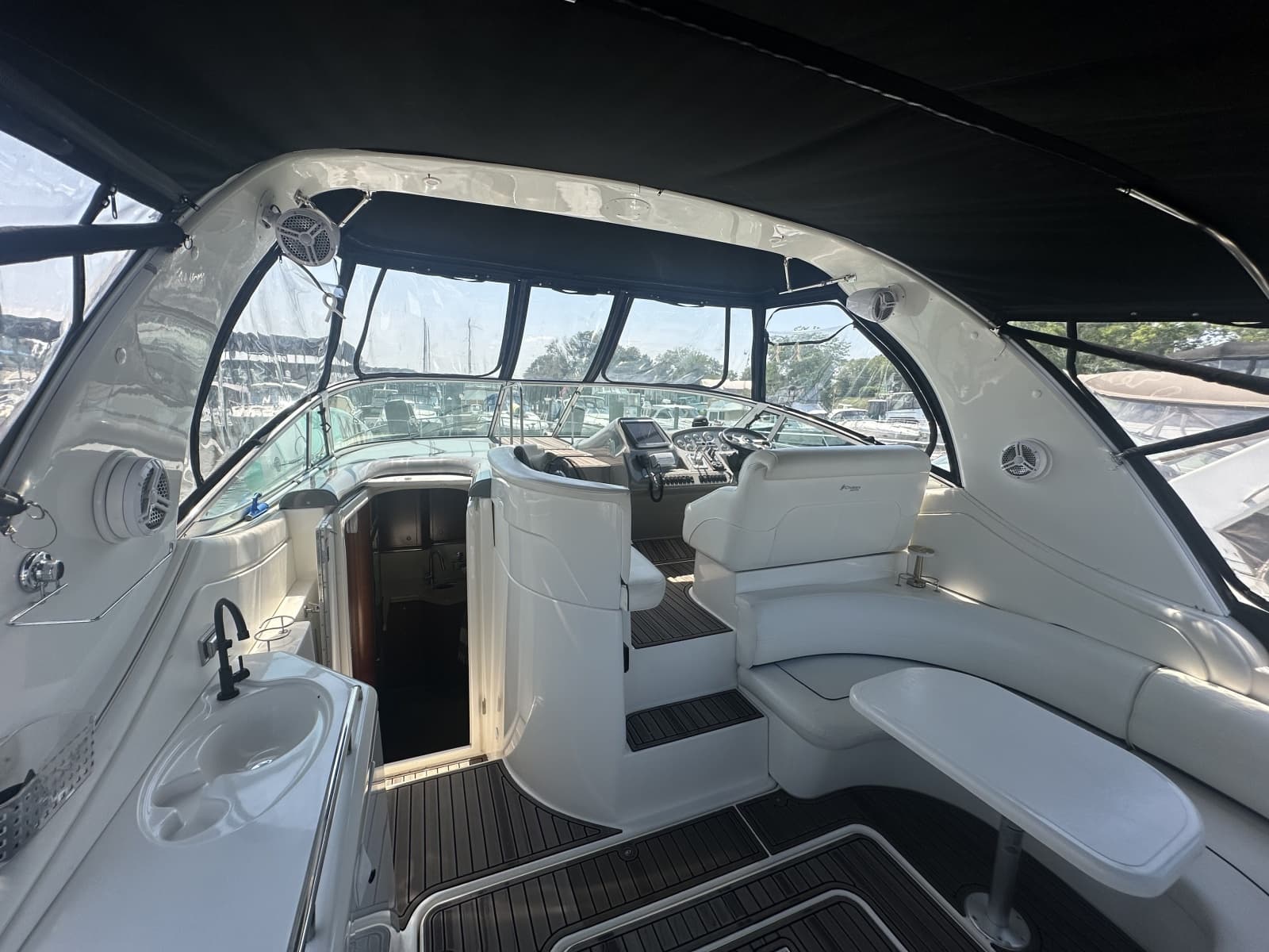 2006 Cruisers Yachts 370 Express - Photo 17