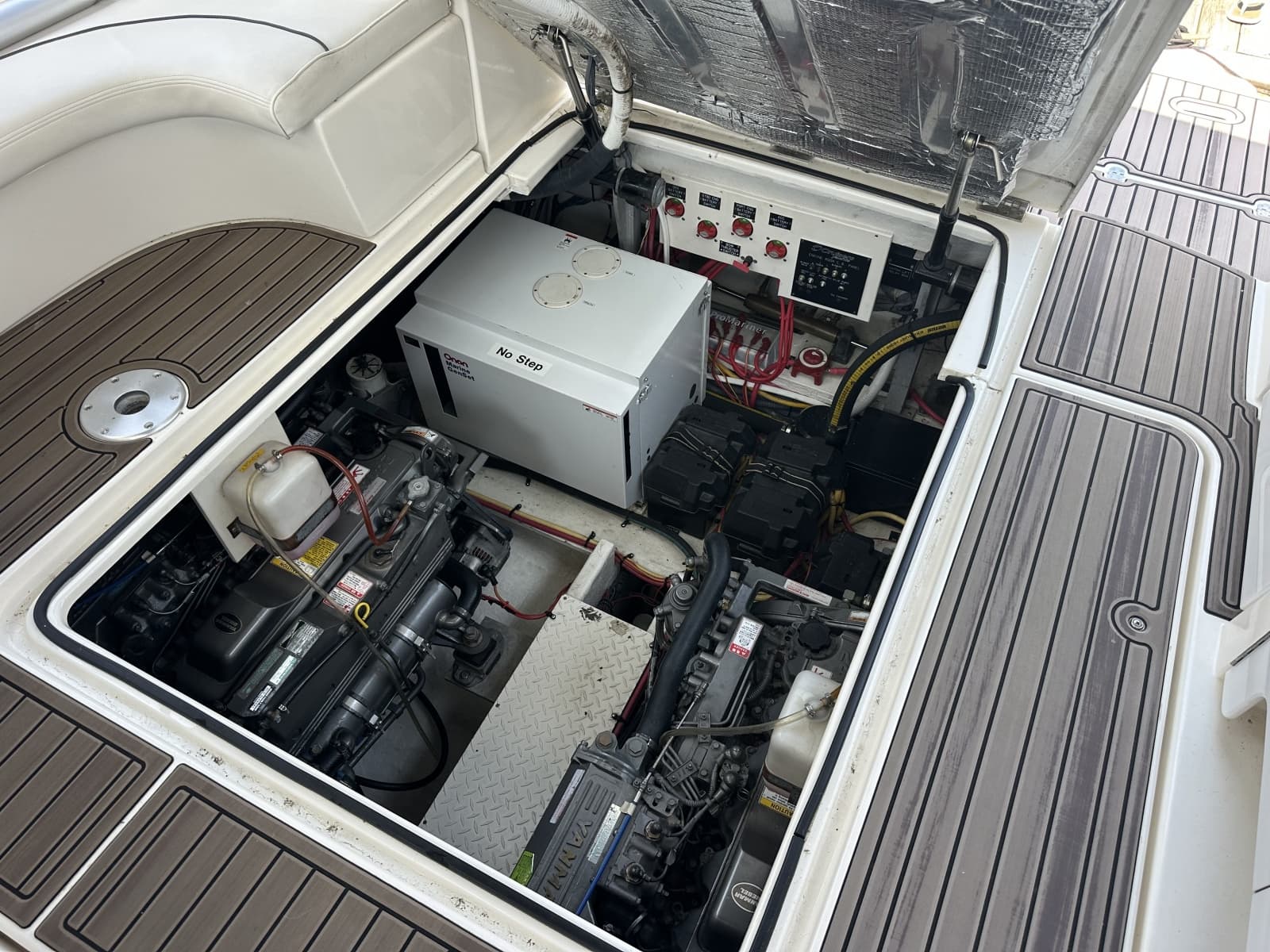 2006 Cruisers Yachts 370 Express - Photo 18