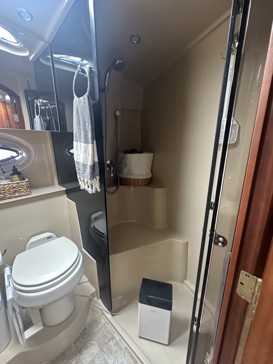 2006 Cruisers Yachts 370 Express - Photo 42