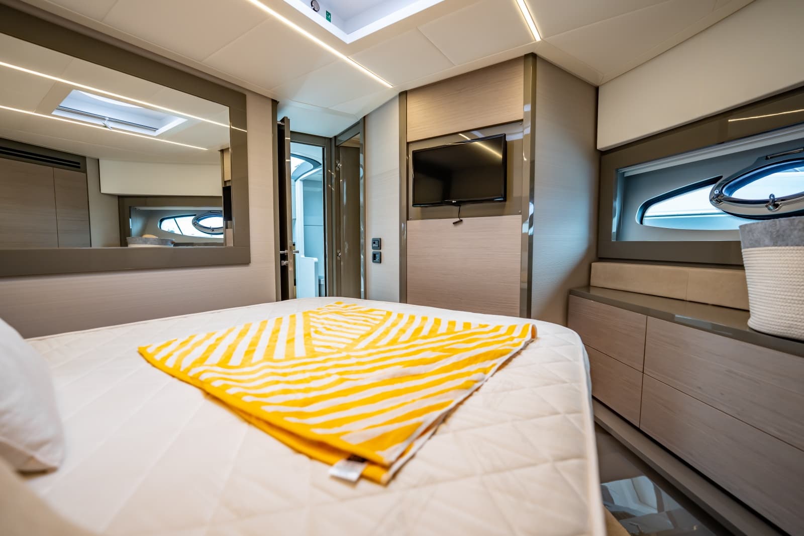 2020 Pershing 62 - Photo 43