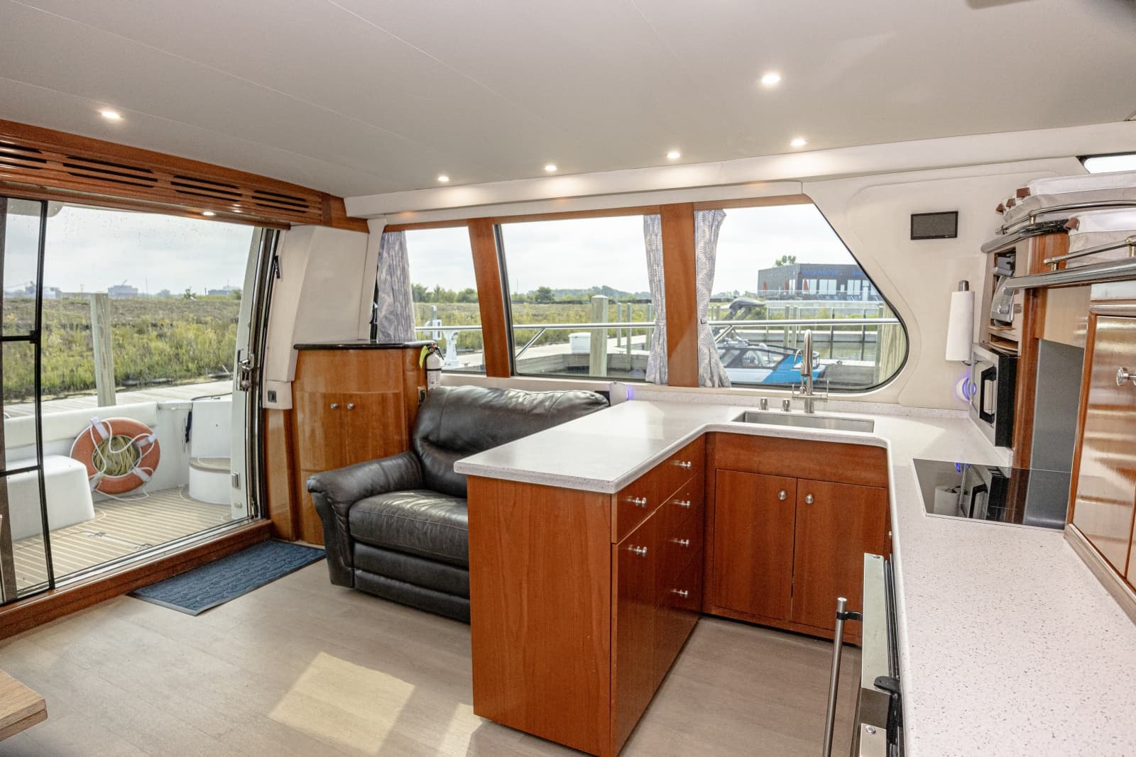 2002 Carver 530 Voyager Sky Lounge - Photo 9