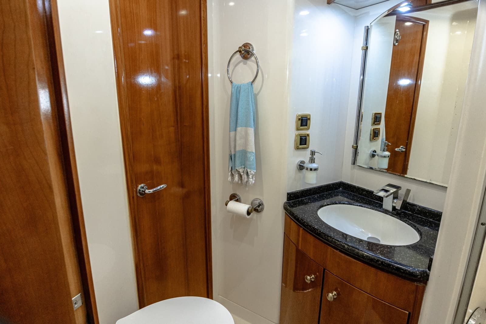 2002 Carver 530 Voyager Sky Lounge - Photo 28